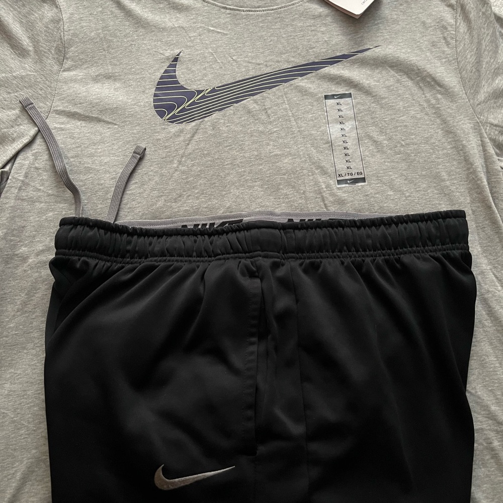 Men’s Nike Black XXL Black Joggers and Gray Nike XL T-Shirt-New with Tags